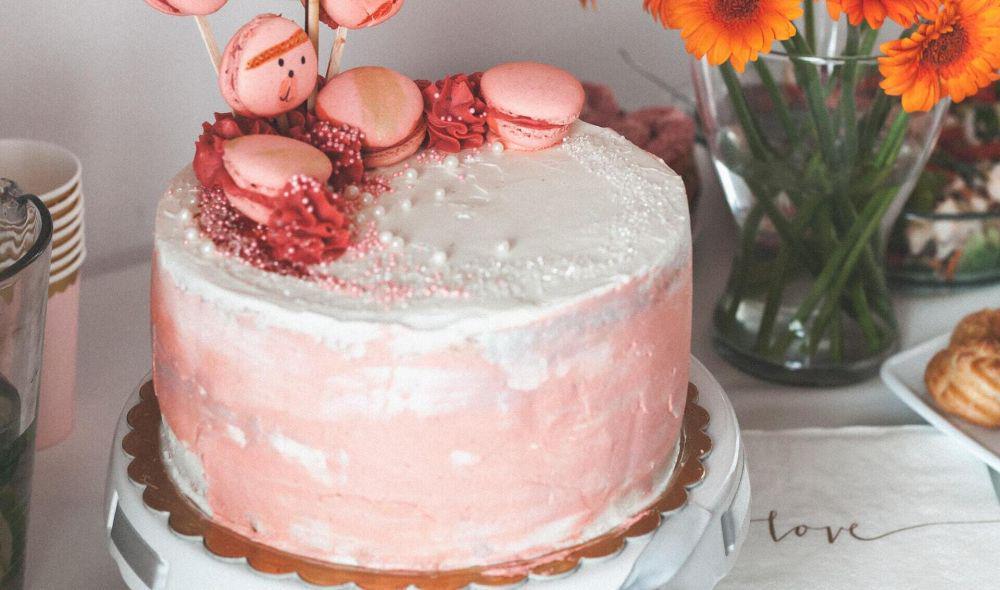 ilustrasi watercolour buttercream cake (unsplash.com/Mariusz Słoński)