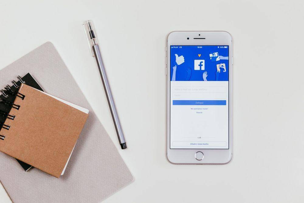 ilustrasi cara mengunci akun Facebook lewat iPhone (pexels.com/freestocks.org)