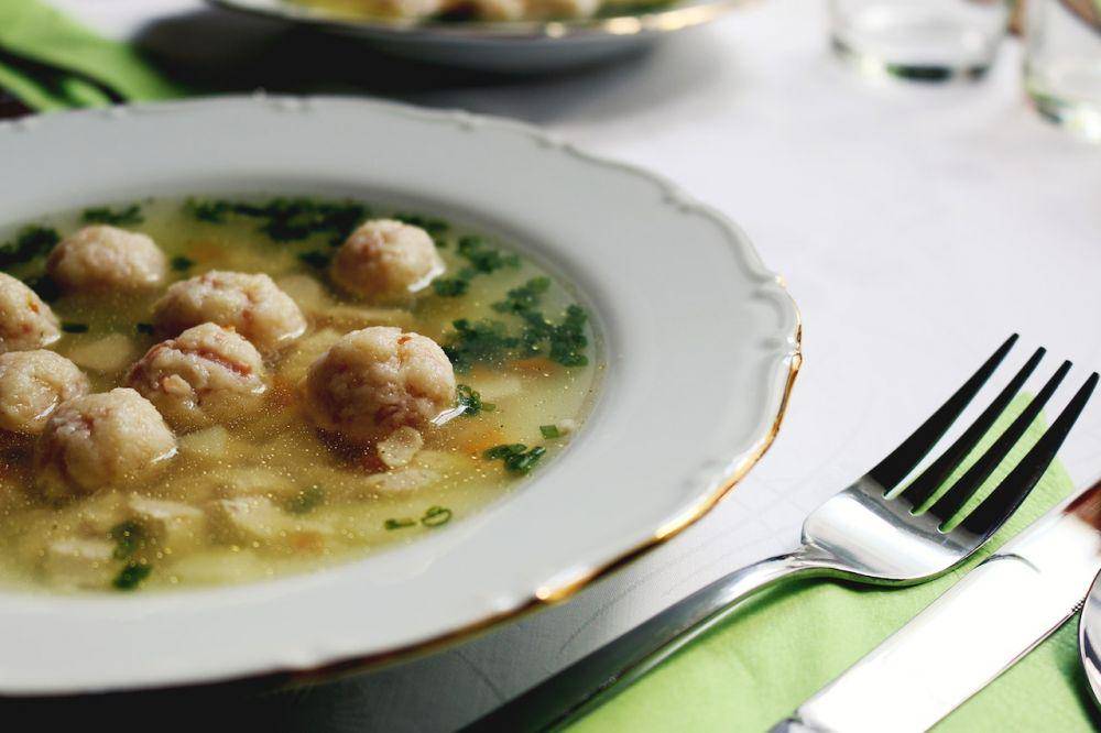 ilustrasi sup bakso tahu (pexels.com/JÉSHOOTS)