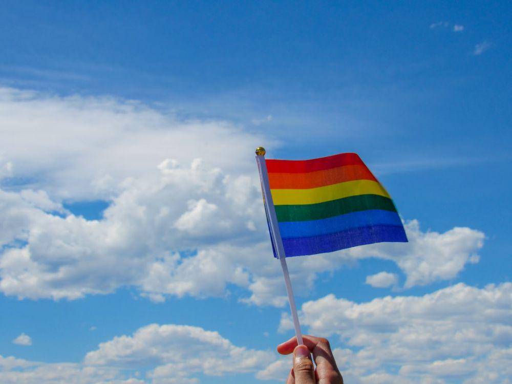 Bendera pelangi yang merupakan simbol bagi kelompok LGBT. (Unsplash.com/Brielle French)