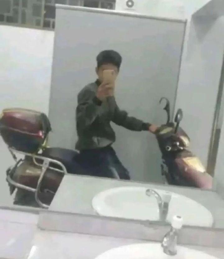 potret kocak bapak-bapak di kamar mandi (instagram.com/humorreceh)
