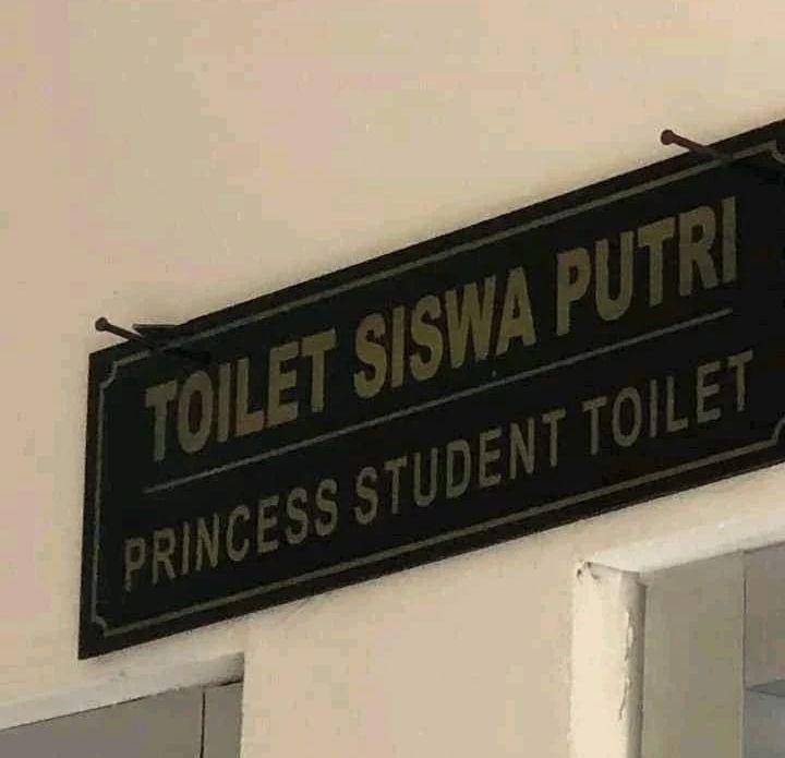 tulisan nyeleneh di depan toilet umum (instagram.com/wkwklandreal)