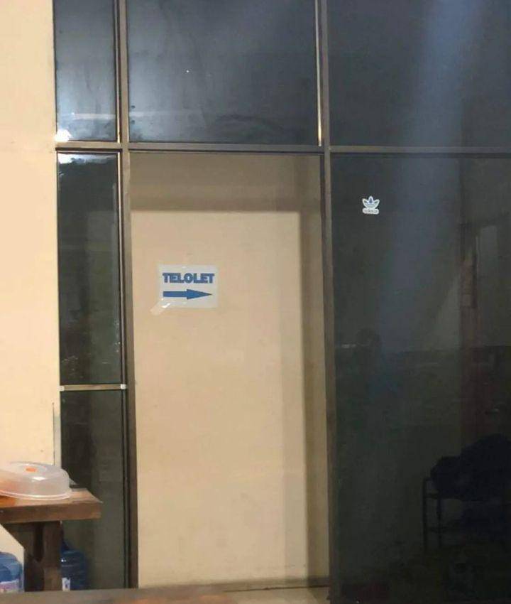 tulisan nyeleneh di depan toilet umum (instagram.com/wkwklandreal)
