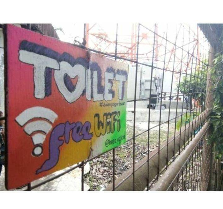 tulisan nyeleneh di depan toilet umum (instagram.com/dramatoilet)