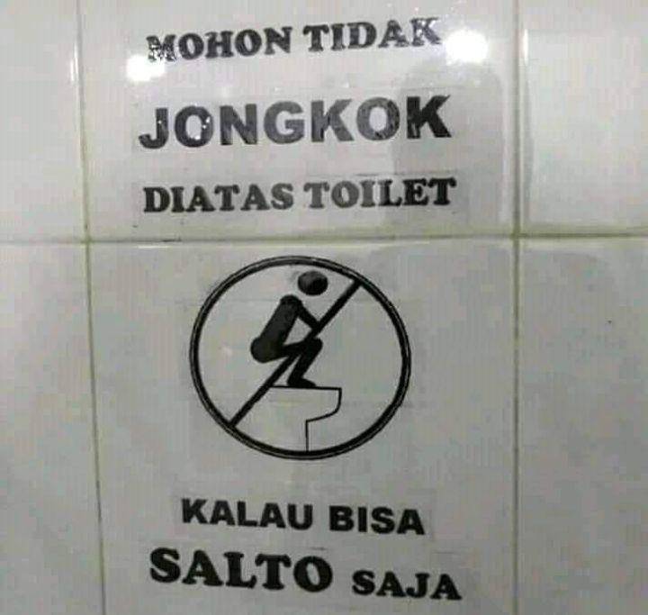 tulisan nyeleneh di depan toilet umum (instagram.com/id.dagelan)