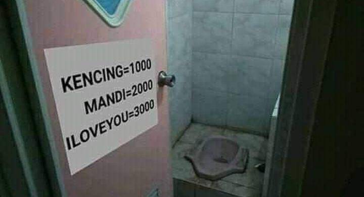 tulisan nyeleneh di depan toilet umum (instagram.com/id.dagelan)