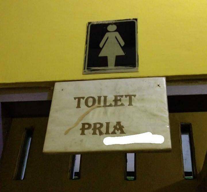tulisan nyeleneh di depan toilet umum (instagram.com/lucukok_)