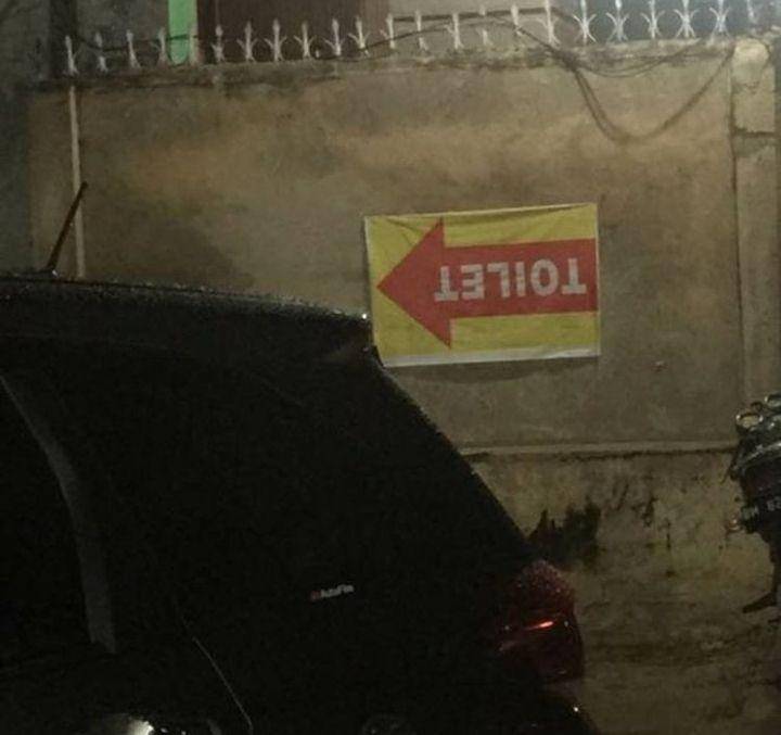 tulisan nyeleneh di depan toilet umum (instagram.com/dramatoilet)