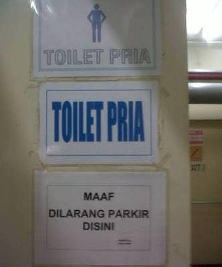 tulisan nyeleneh di depan toilet umum (instagram.com/dramatoilet)
