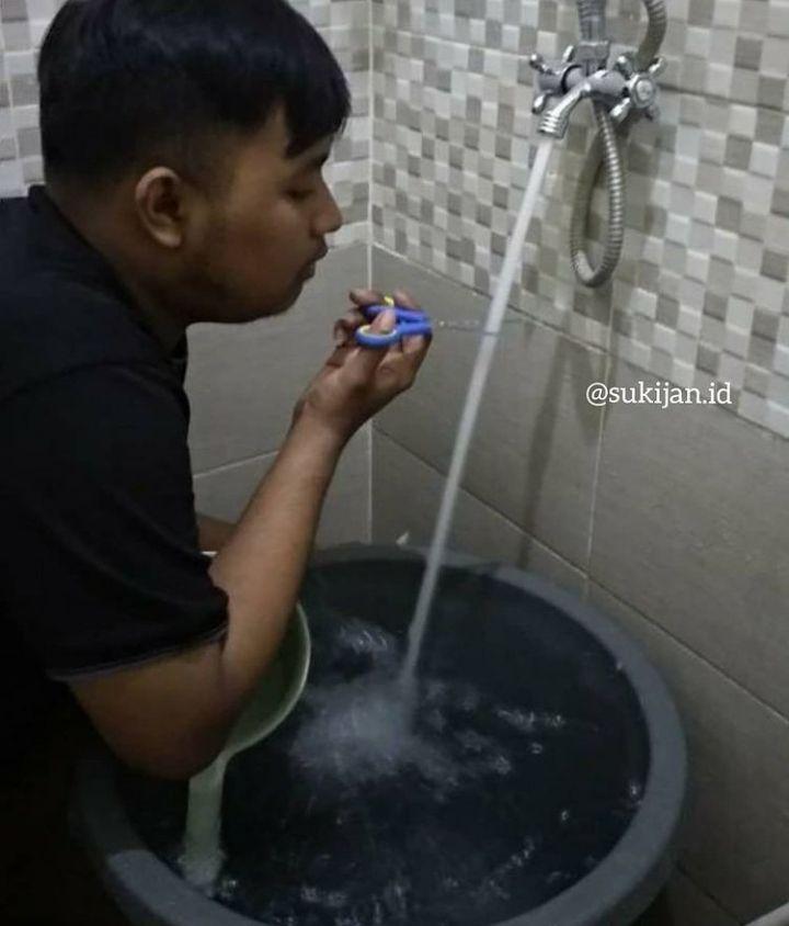 potret kocak bapak-bapak di kamar mandi (instagram.com/sukijan.id)