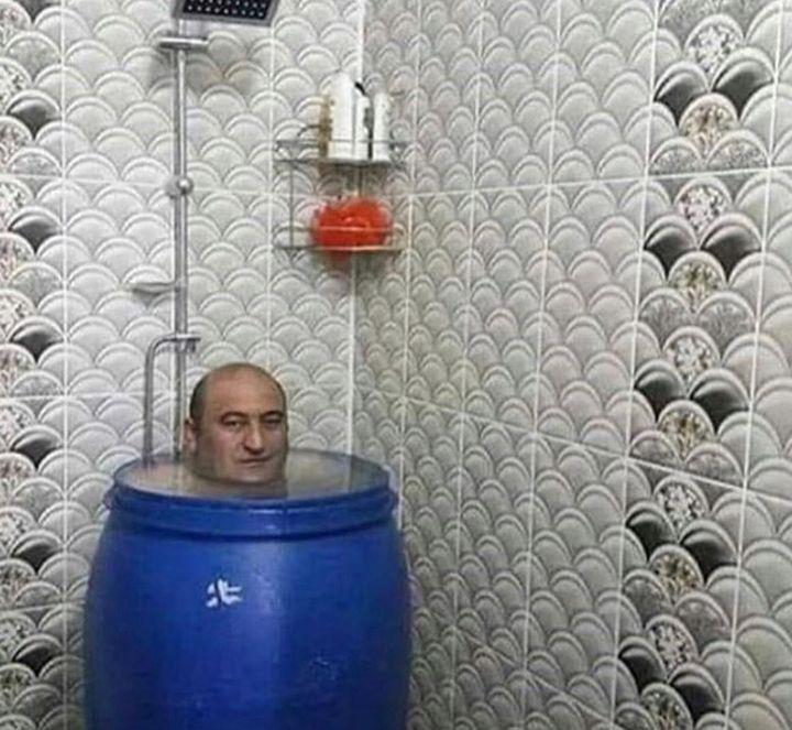potret kocak bapak-bapak di kamar mandi (instagram.com/cursepsto)
