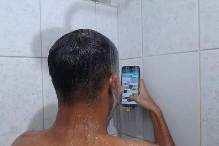 10 Potret Kocak Bapak-Bapak saat di Kamar Mandi Ini Tingkahnya Ajaib