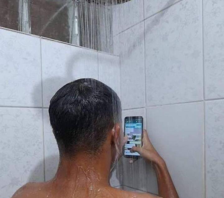 potret kocak bapak-bapak di kamar mandi (instagram.com/awreceh.id)
