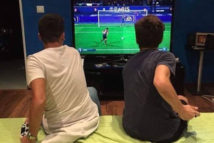 10 Momen Kocak Orang saat Bermain Game, Mindblowing!