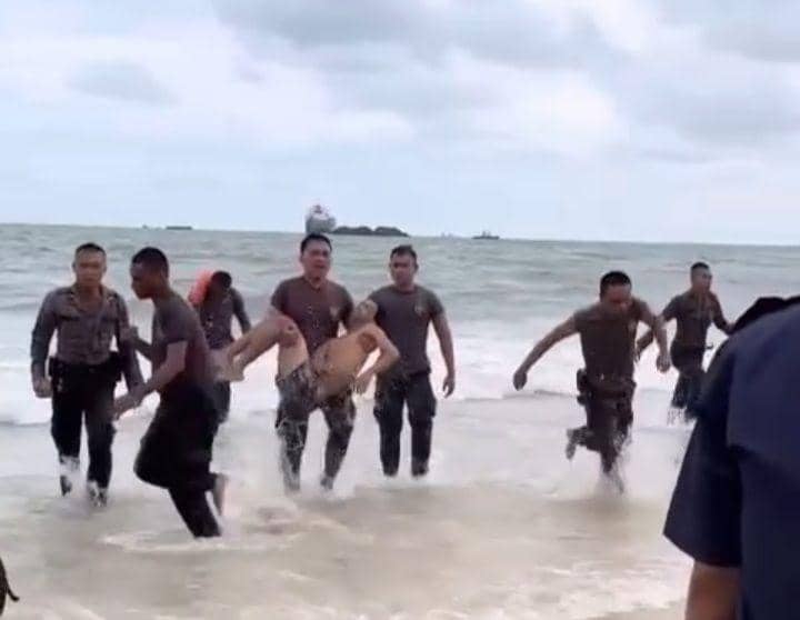 Polisi saat tengah menyelamatkan anak yang tenggelam di Pantai Kemala Balikpapan (dok. Istimewa)