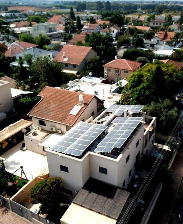 panel surya di rooftop (instagram.com/solar_freenergy)