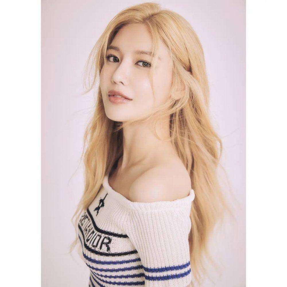 Soo Young (instagram.com/girlsgeneration)