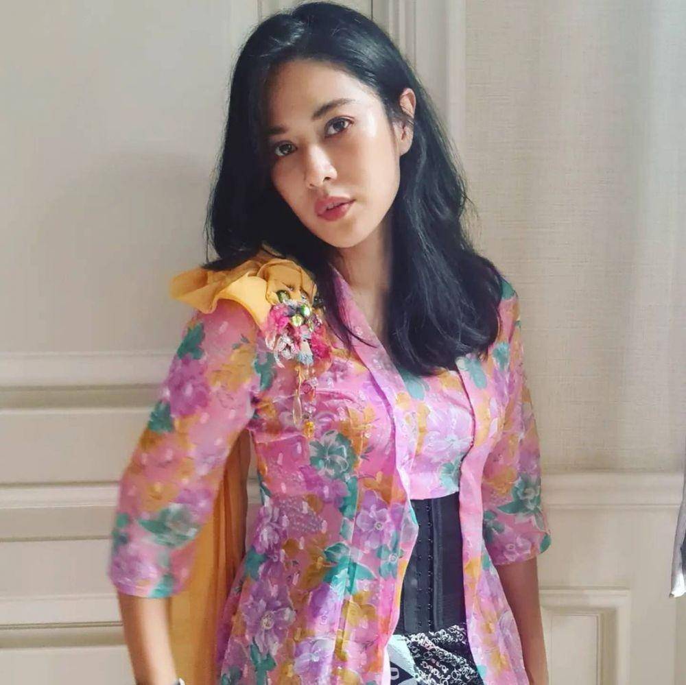 Kebaya Dian Sastrowardoyo (instagram.com/therealdisastr)