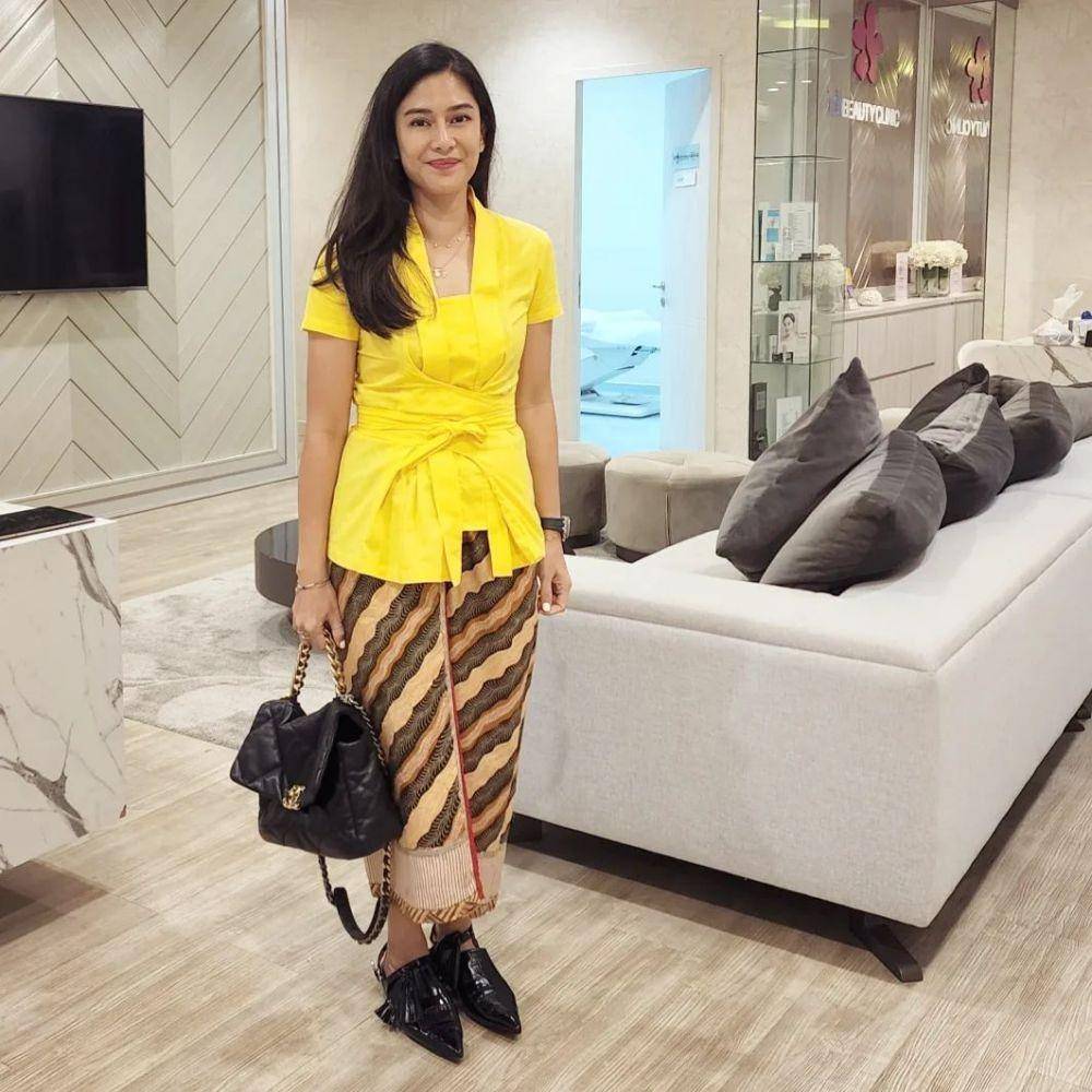 Kebaya Dian Sastrowardoyo (instagram.com/therealdisastr)