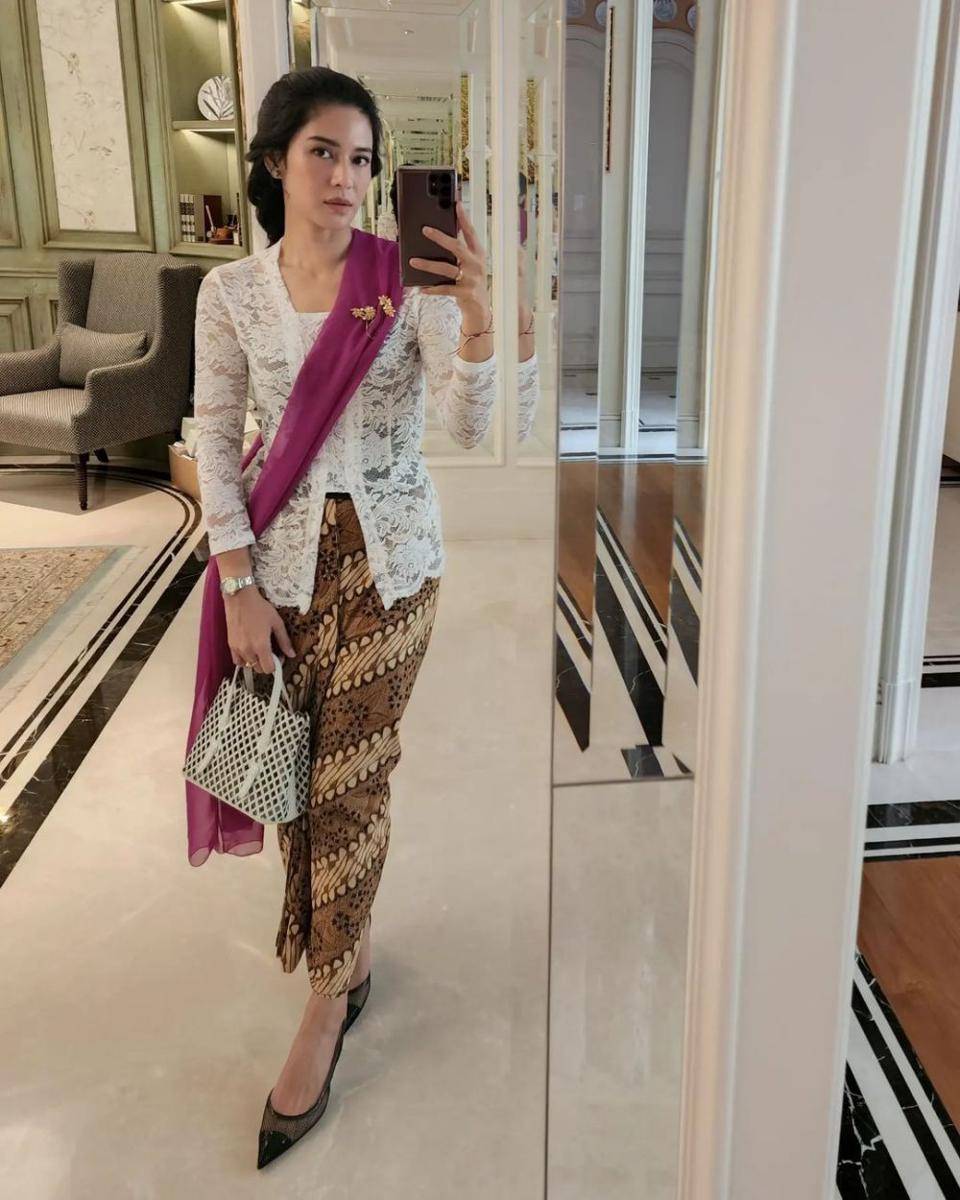 Kebaya Dian Sastrowardoyo (instagram.com/therealdisastr)