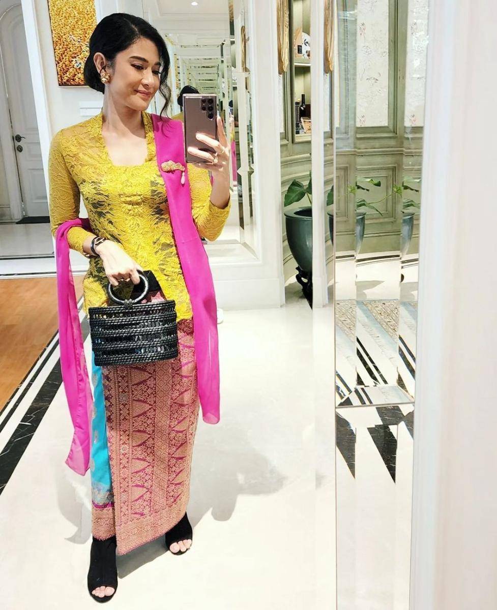 Kebaya Dian Sastrowardoyo (instagram.com/therealdisastr)