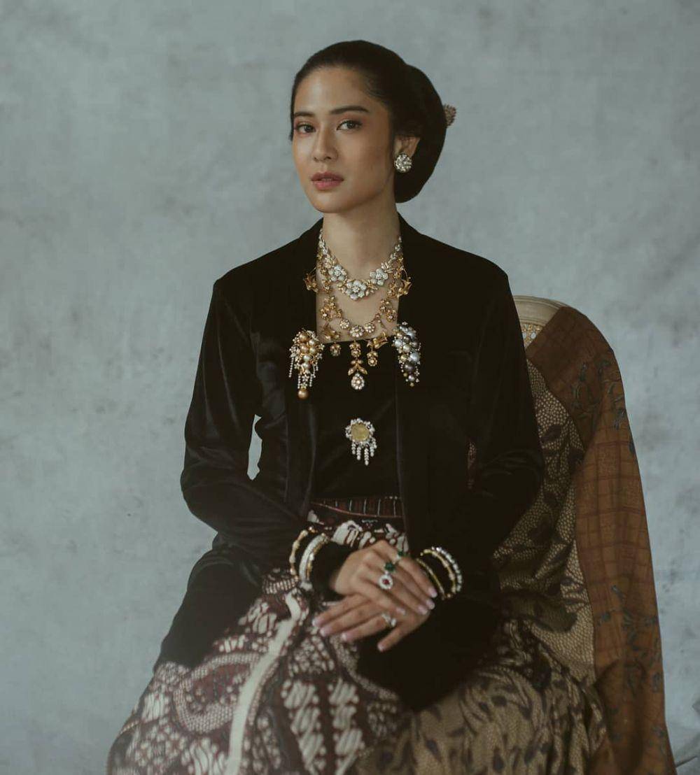 Kebaya Dian Sastrowardoyo (instagram.com/therealdisastr)
