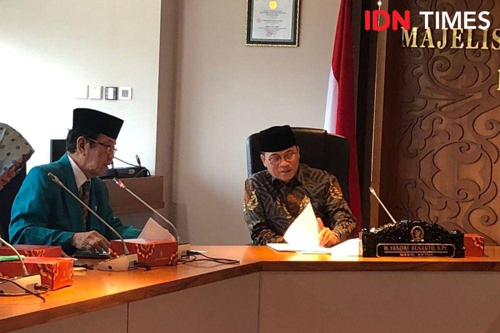Wakil Ketua MPR, Yandri Susanto menerima audiensi dari Dewan Pimpinan Pusat Persatuan Guru Madrasah Indonesia (DPP PGMI) di Nusantara III, Senayan, Jakarta, Senin (8/8/2022). (IDN Times/Melani Putri)