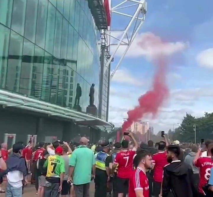 Fans Setan Merah turun ke jalan di kawasan Old Trafford demi demo pemilik klub, keluarga Glazers