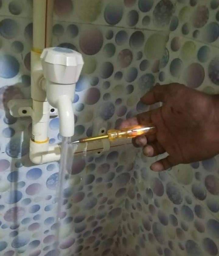 potret kocak bapak-bapak di kamar mandi (instagram.com/humorsantuy)