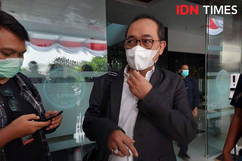 Kuasa Hukum Bharada E (pakai kacamata), Muhammad Burhanudin di kantor LPSK, Senin (8/8/2022). (IDN Times/Santi Dewi)
