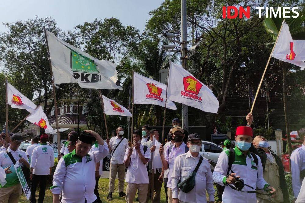 Ratusan partisan Partai Kebangkitan Bangsa (PKB) dan Partai Gerindra mulai berdatangan ke Kantor Komisi Pemilihan Umum (KPU) RI, Jakarta Pusat. (IDN Times/Yosafat Diva Bayu Wisesa)