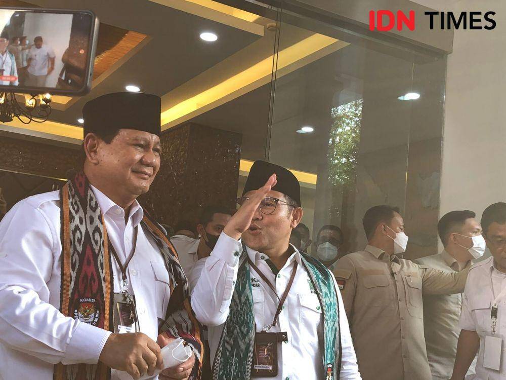 Ketum Gerindra Prabowo Subianto dan Ketum PKB Muhaimin Iskandar setelah mendaftar bersamaan ke KPU, Senin (8/8/2022). (IDN Times/Melani Putri)