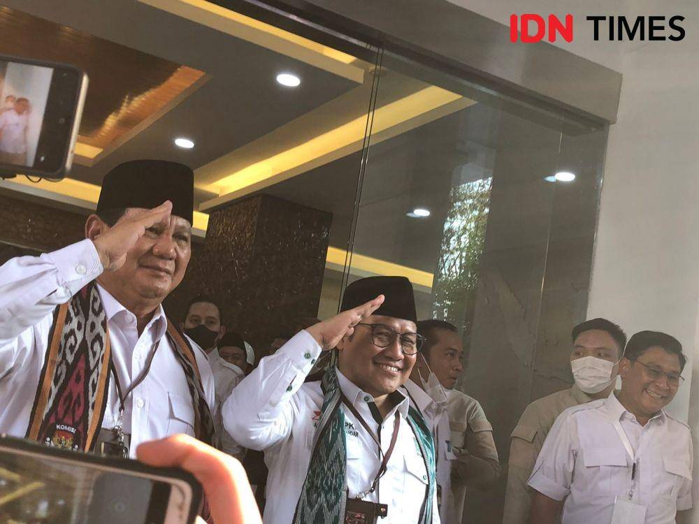 Ketum Gerindra Prabowo Subianto dan Ketum PKB Muhaimin Iskandar setelah mendaftar bersamaan ke KPU, Senin (8/8/2022). (IDN Times/Melani Putri)