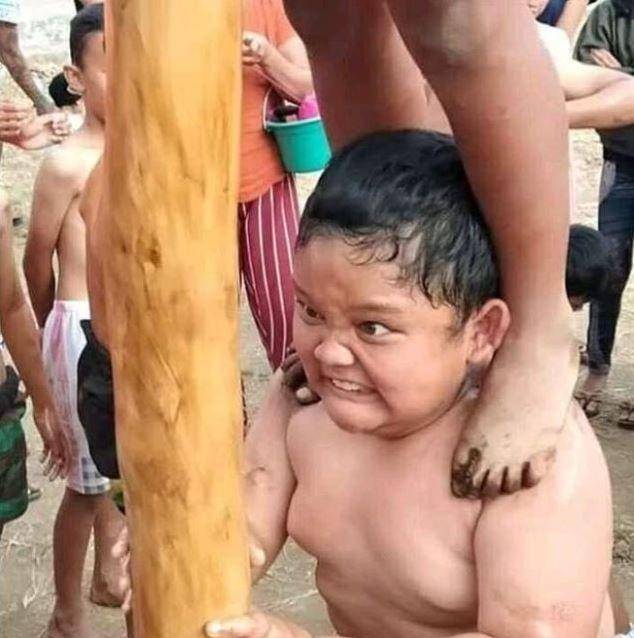 ekspresi kocak panjat pinang (instagram.com/komersial.beract)
