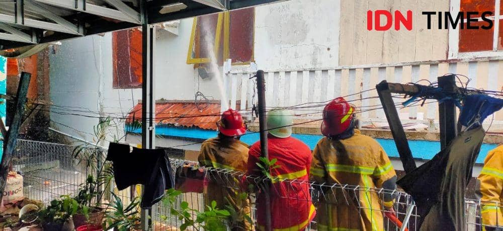 Kebakaran menghanguskan belasan rumah dan rumah toko yang berada di RT 27 dan RT 30 Kelurahan Klandasan Ulu Balikpapan Kota, Selasa (9/8/2022). (IDN Times/Hilmansyah)