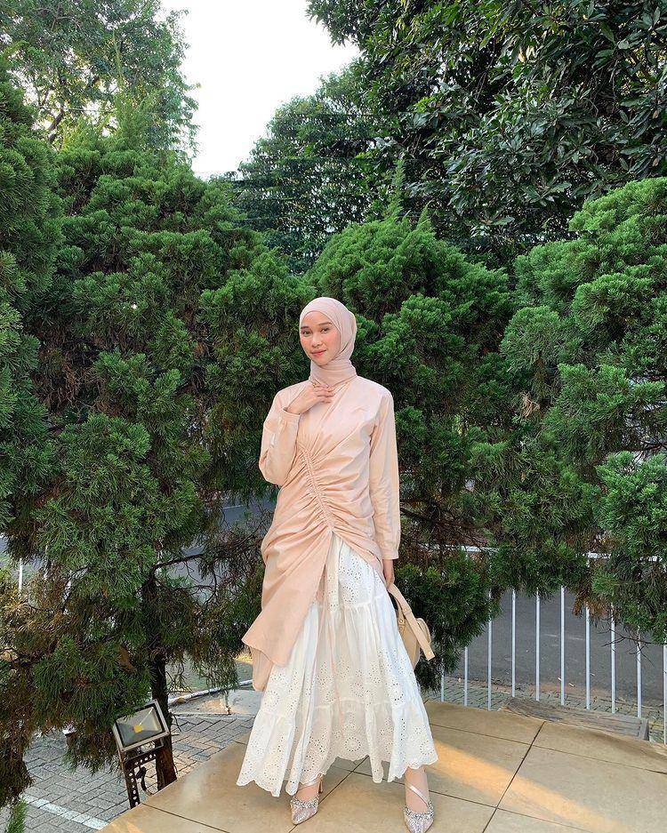 potret Astri Ratnasari memakai rok (instagram.com/nasariastri)
