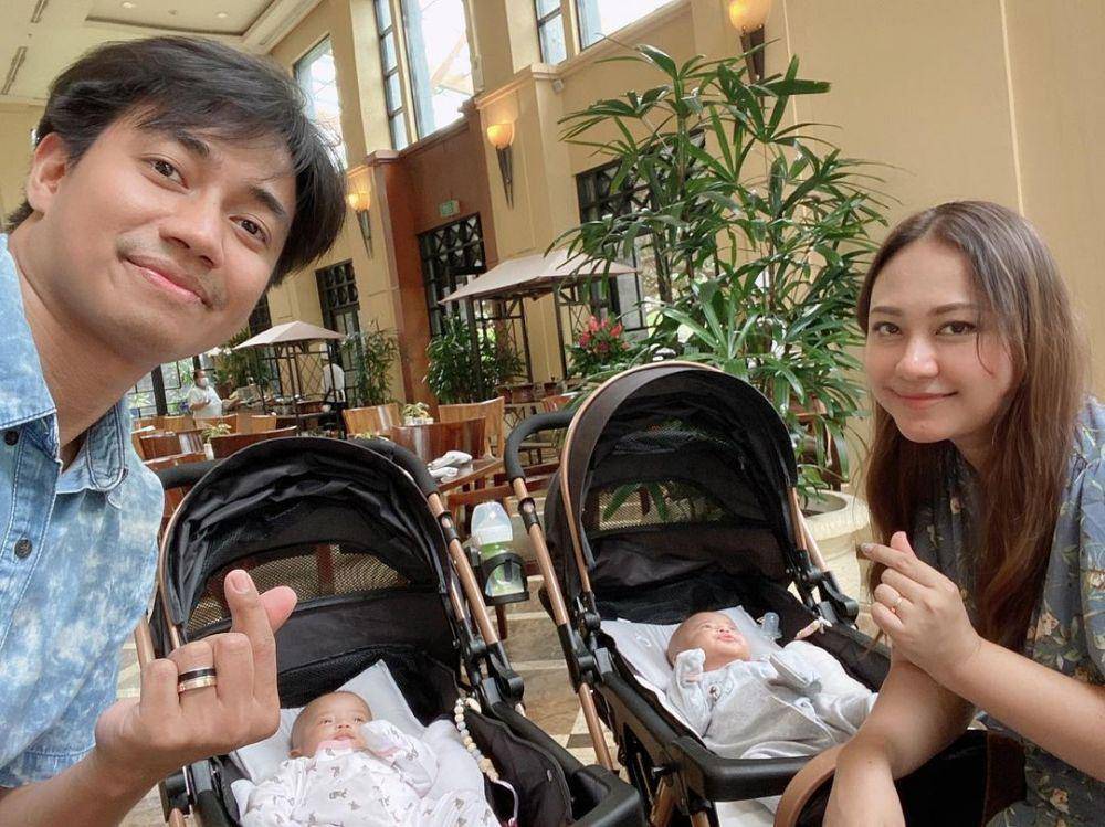 Ayu bersama suami dan anak kembarnya (instagram.com/aiu_rp)