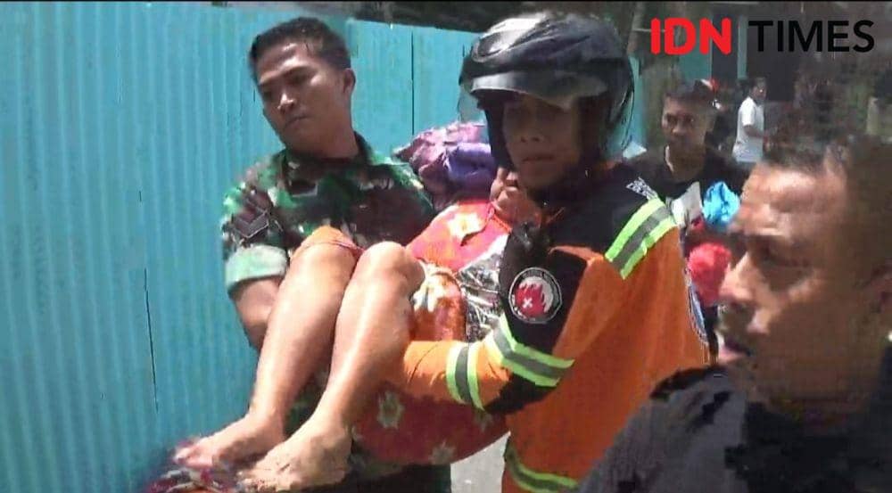 Kebakaran menghanguskan belasan rumah dan rumah toko yang berada di RT 27 dan RT 30 Kelurahan Klandasan Ulu Balikpapan Kota, Selasa (9/8/2022). (IDN Times/Hilmansyah)