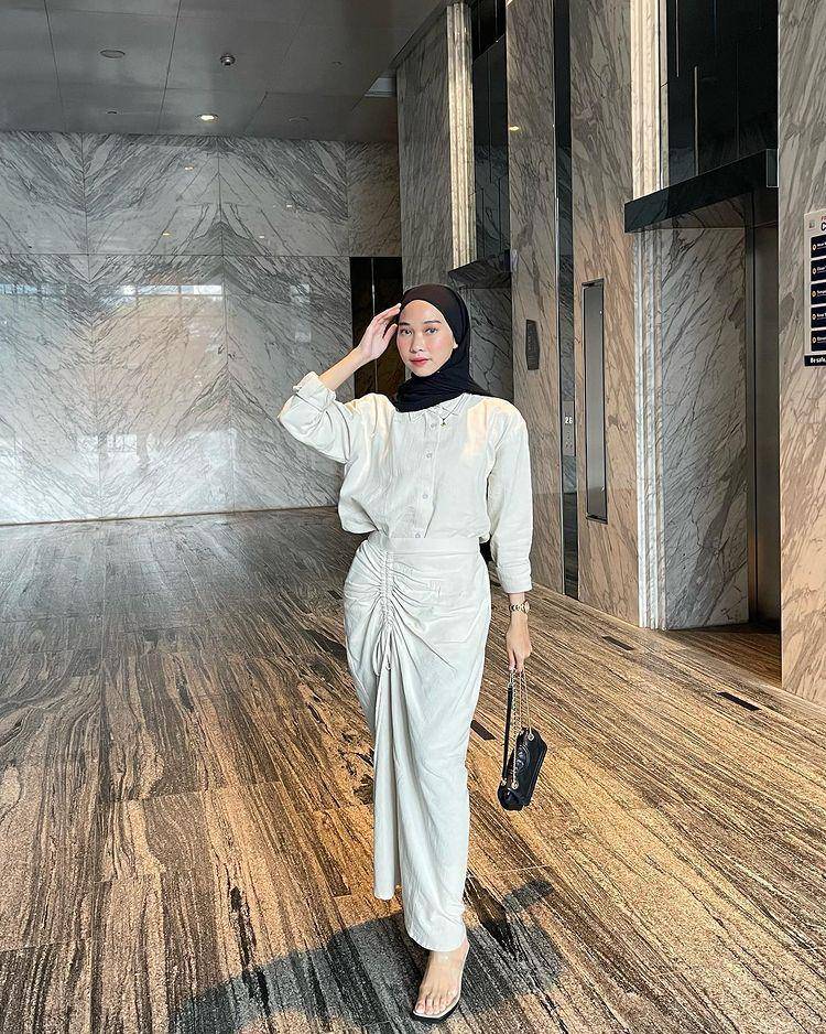 potret Astri Ratnasari memakai rok (instagram.com/nasariastri)