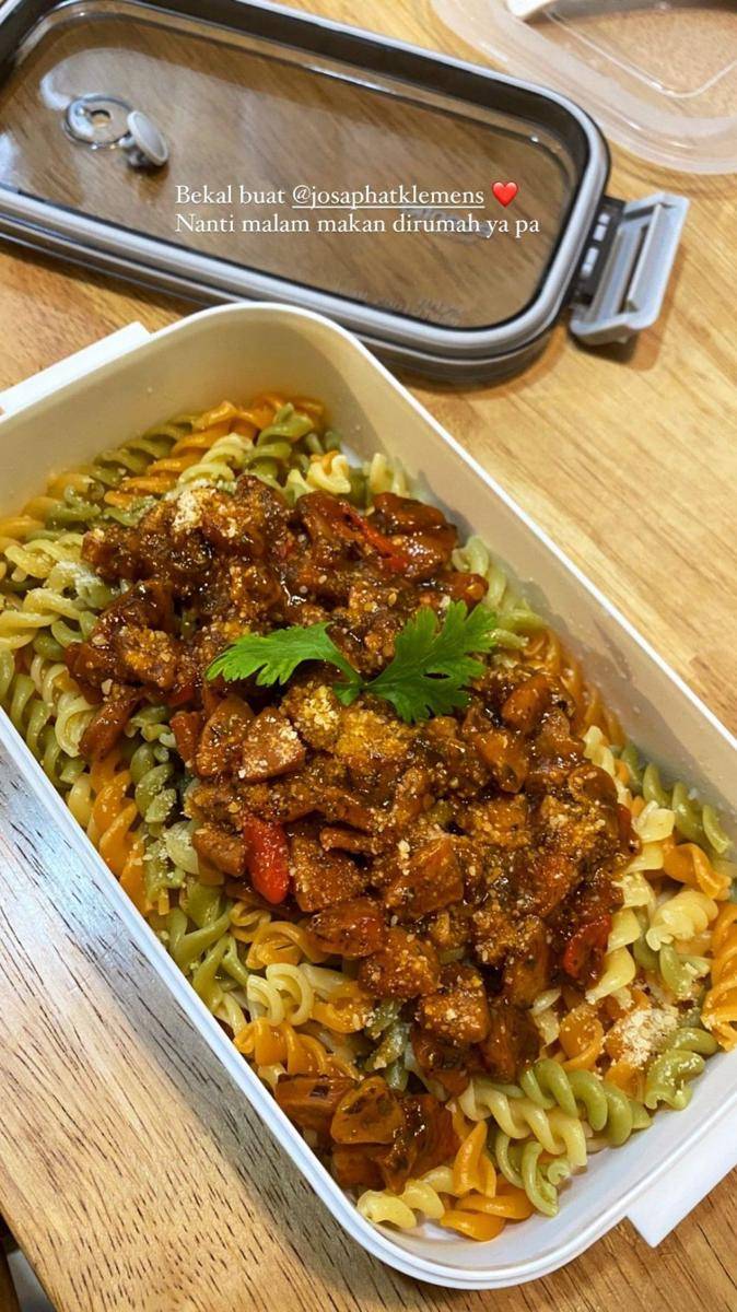 Aiu memasak bekal untuk suami (instagram.com/aiu_rp)