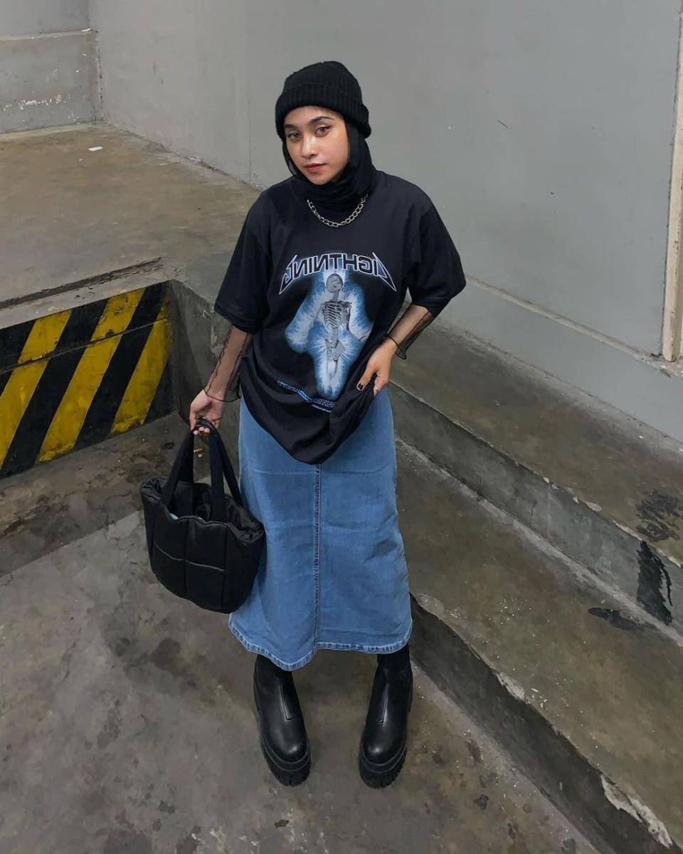 Ide style long skirt dan black t-shirt ala Ayandira (instagram.com/ay.andr_)