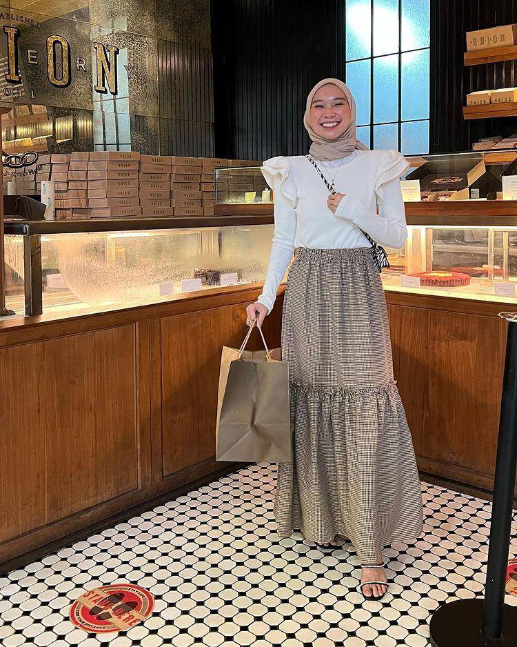 potret Astri Ratnasari memakai rok (instagram.com/nasariastri)