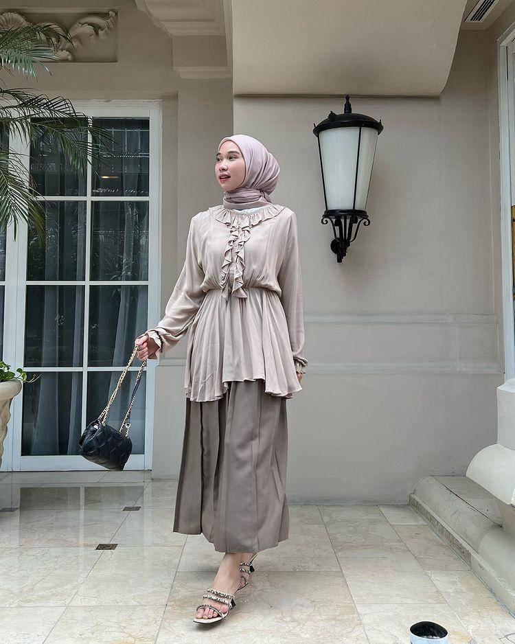 potret Astri Ratnasari memakai rok (instagram.com/nasariastri)