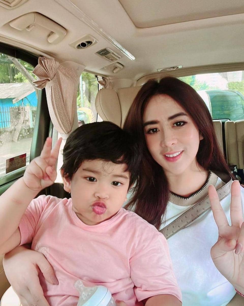 Maharani Kemala dan keluarga (instagram.com/maharanikemala)