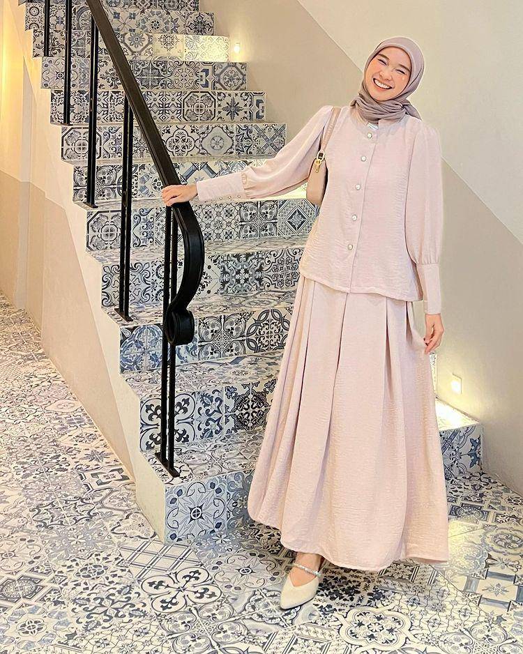 potret Astri Ratnasari memakai rok (instagram.com/nasariastri)