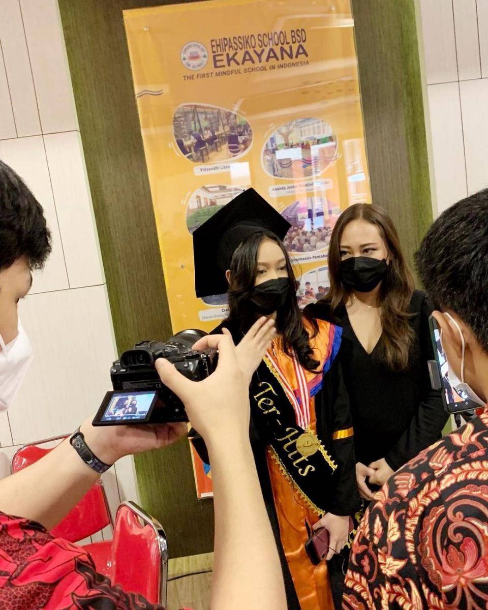 Aiu hadir di wisuda putrinya (instagram.com/josaphatklemens)