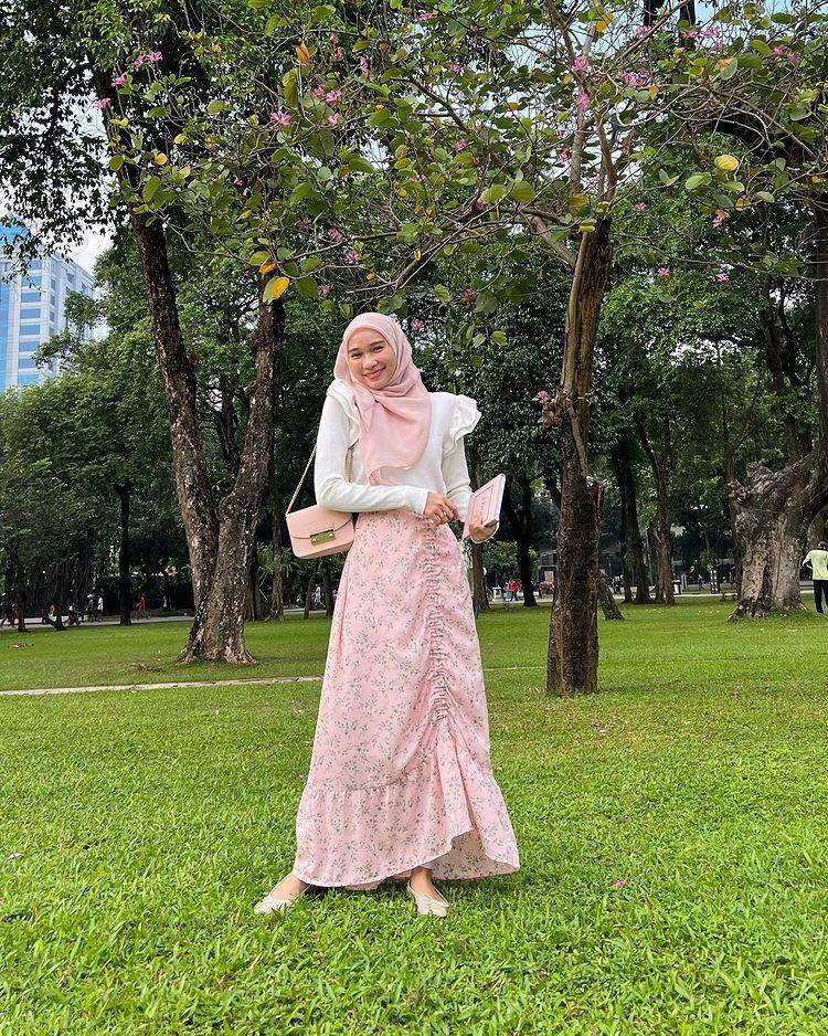 potret Astri Ratnasari memakai rok (instagram.com/nasariastri)