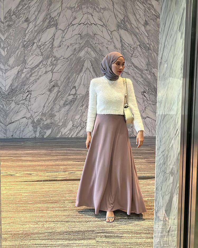 potret Astri Ratnasari memakai rok (instagram.com/nasariastri)