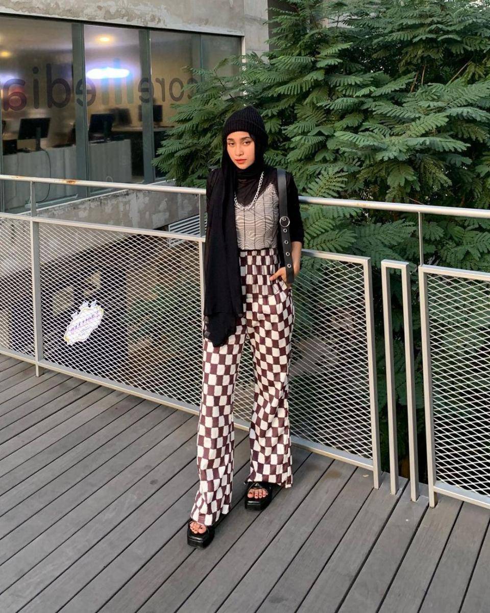 Ide style high waist retro checkered pants ala Ayandira (instagram.com/ay.andr_)