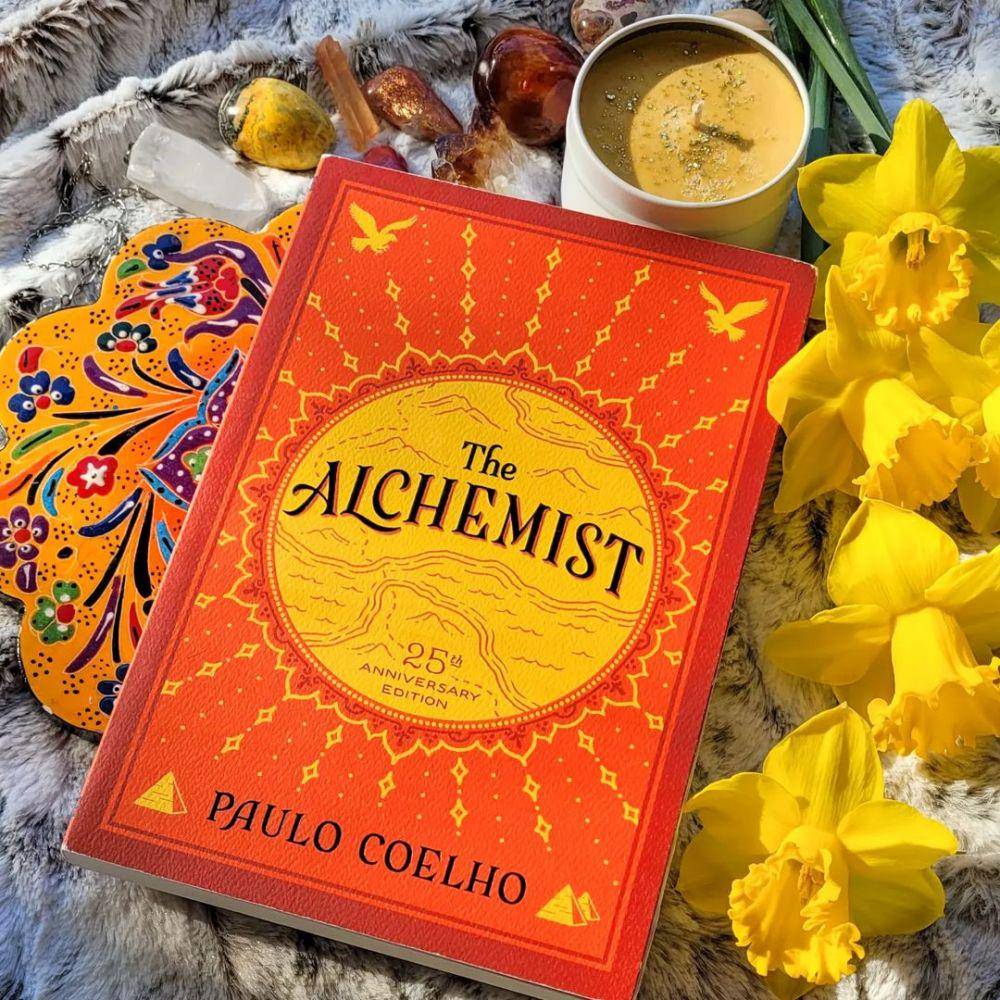 Ilustrasi cover buku The Alchemist (instagram.com/the.elf.who.reads)